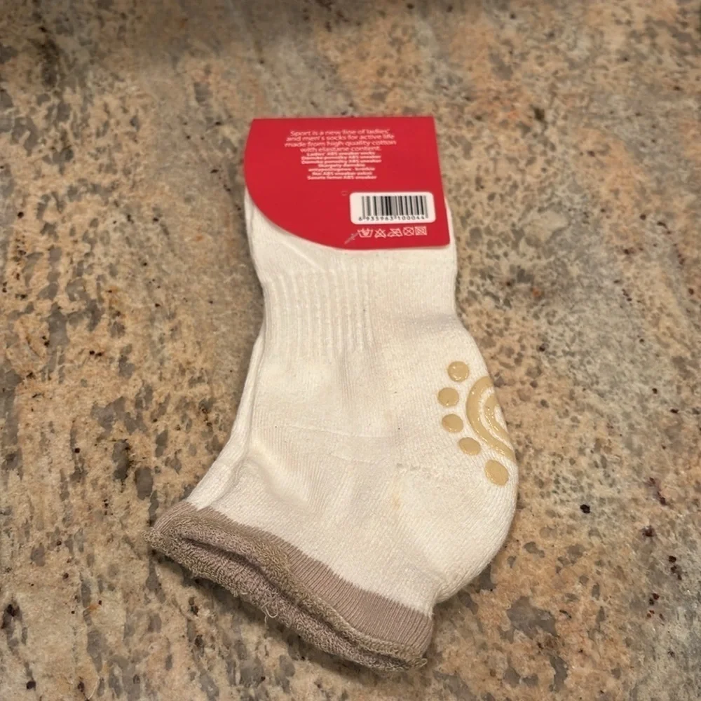 NWT Yang Chao kids non slip socks